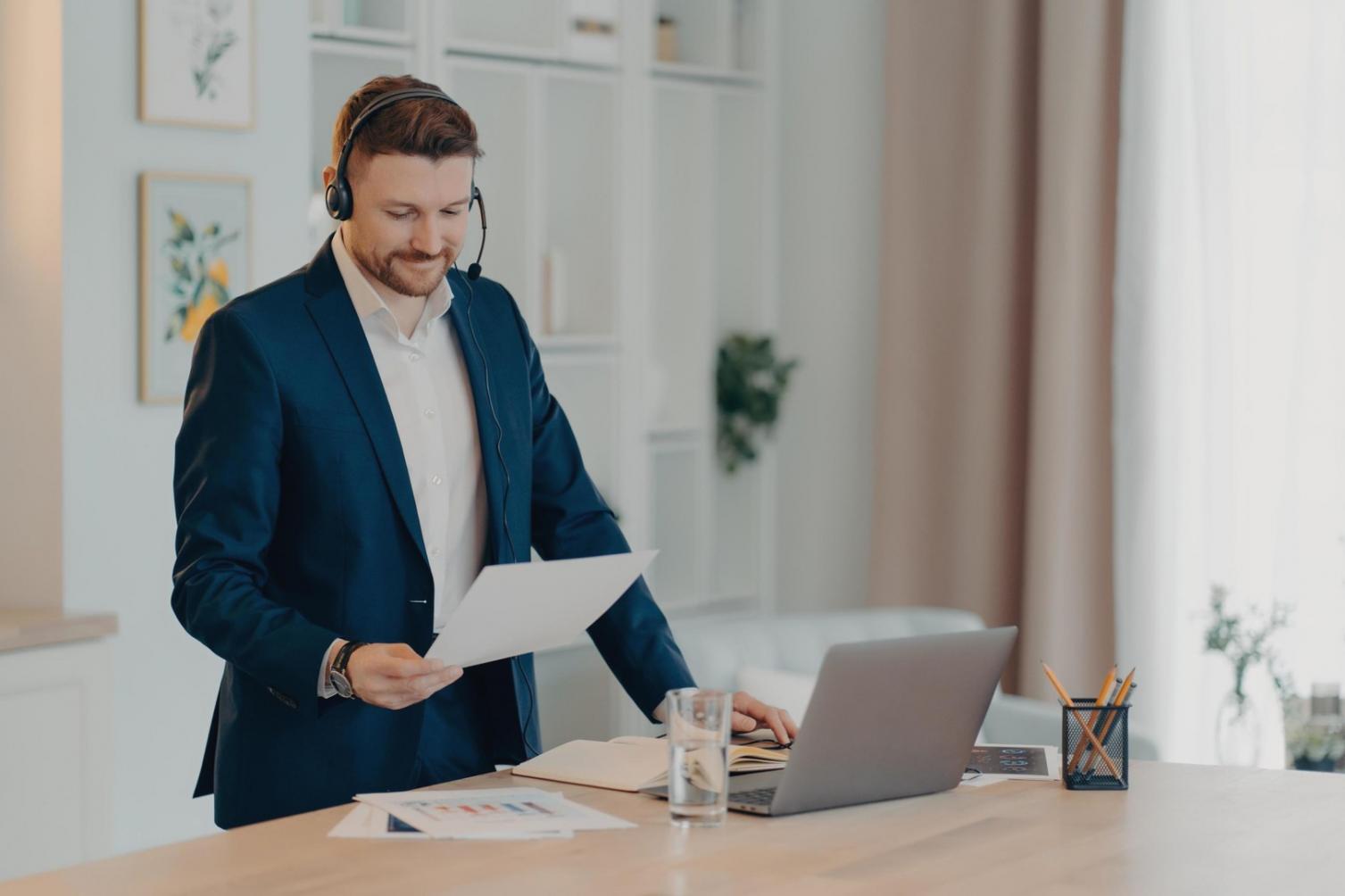 Moderne Büroumgebung mit Finanzunterlagen und Laptop